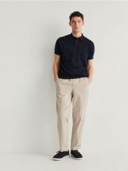 Spodnie wide leg - beżowy. Brązowe spodnie materiałowe męskie Reserved, bez wzorów, z bawełny. W wyprzedaży za 59.99 zł.