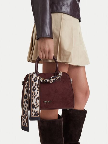 Nine West Torebka CEO-HELLESA-LDA9464 Bordowy. Czerwone torebki klasyczne damskie Nine West, bez wzorów, ze skóry, bez dodatków. Za 249.99 zł.