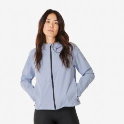 Kurtka turystyczna damska Quechua MH100. Fioletowe kurtki damskie QUECHUA, s, bez wzorów, z materiału, bez kaptura. Za 199.99 zł.