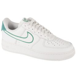 Buty sportowe Sneakersy męskie, Air Force 1 07 LV8. Białe buty sportowe na co dzień męskie Nike, bez zapięcia, trekkingowe, nike air force. Za 549.99 zł.