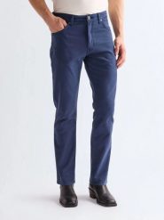 MESKIE SPODNIE WRANGLER LARSTON NAVY 112368492. Niebieskie spodnie materiałowe męskie Wrangler, bez wzorów, z materiału. Za 189.99 zł.