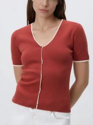 Sweter z kontrastową lamówką - intenstywna czerwień. Czerwone swetry klasyczne damskie Reserved, l, z bawełny, bez kołnierzyka. Za 99.99 zł.