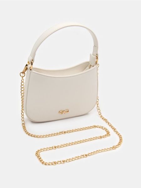 Torebka z ozdobnym łańcuszkiem - biały. Białe torebki klasyczne damskie Sinsay, bez wzorów, bez dodatków. Za 29.99 zł.