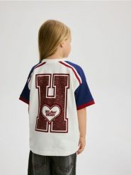 T-shirt z nadrukiem na plecach - wielobarwny. Koszulki dziewczęce Reserved, bez wzorów, z bawełny, bez ramiączek. W wyprzedaży za 25.99 zł.