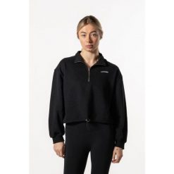 Damska krótka bluza z krótkim zamkiem i opuszczonym ramieniem – czarny. Czarne bluzy sportowe damskie AESTHETIC WOLF, uniwersalny, bez wzorów, z bawełny, bez ramiączek, krótkie, bez kaptura. Za 259.99 zł.