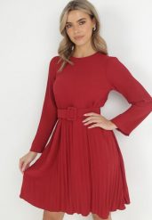 Bordowa Sukienka Plisowana z Paskiem Flyne. Czerwone sukienki damskie Born2be, bez wzorów, eleganckie, bez kołnierzyka, bez ramiączek, mini. W wyprzedaży za 95.99 zł.