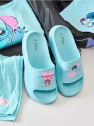 Klapki na grubej podeszwie Stitch - zielony. Zielone klapki damskie Sinsay, bez wzorów, bez obcasa. Za 39.99 zł.