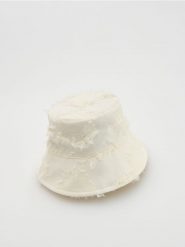 Kapelusz bucket - kremowy. Białe kapelusze damskie Reserved, bez wzorów. Za 69.99 zł.