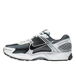 Buty do chodzenia dla dorosłych Nike Zoom Vomero 5 SE SP Dark Grey Black. Czarne obuwie do biegania damskie Nike, nike zoom. Za 1,218.69 zł.