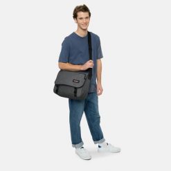 Torba na ramię Eastpak Delegate +. Czarne torby męskie na ramię Eastpak, bez wzorów, z denimu, na ramię, duże. Za 257.05 zł.