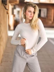 Sweter basic - beżowy. Brązowe swetry klasyczne damskie Sinsay, l, bez kołnierzyka. W wyprzedaży za 15.99 zł.