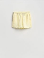 Szorty z lnem - jasnożółty. Żółte szorty damskie Reserved, bez wzorów, z wiskozy. Za 89.99 zł.