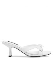 Nine West Klapki WFA2668-1 Biały. Białe klapki damskie Nine West, bez wzorów, z syntetyku, bez obcasa. Za 109.99 zł.