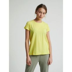 Koszulka damska Hummel Isobella. Żółte bluzki damskie HUMMEL, bez wzorów, sportowe, bez kołnierzyka, bez ramiączek. Za 129.00 zł.