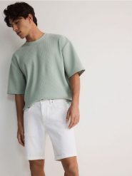 Denimowe szorty slim - biały. Białe szorty męskie Reserved, z denimu, bez kołnierzyka. W wyprzedaży za 79.99 zł.