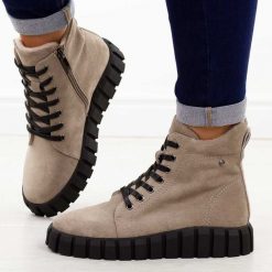 Khaki zamszowe botki damskie na traperze Potocki 19316. Brązowe botki damskie POTOCKI, na jesień, z jeansu, eleganckie, z okrągłym noskiem, bez obcasa, bez zapięcia. Za 229.00 zł.