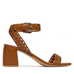 Sandały Guess. Brązowe sandały damskie Guess, z aplikacjami, bez obcasa, na słupku. Za 589.99 zł.