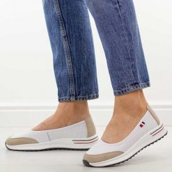 Białe be ażurowane skórzane baleriny damskie T.Sokolski w26-608. Białe baleriny damskie Sokolski, w ażurowe wzory, z dresówki, bez obcasa, na płaskiej podeszwie. Za 199.00 zł.