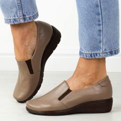 Skórzane kawa Polskie półbuty damskie na koturnie Deoni D540. Brązowe czółenka damskie Deoni, bez wzorów, ze skóry, bez obcasa, na koturnie. Za 319.00 zł.