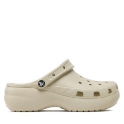 Klapki Crocs. Brązowe klapki damskie Crocs, bez wzorów, bez obcasa. Za 229.99 zł.