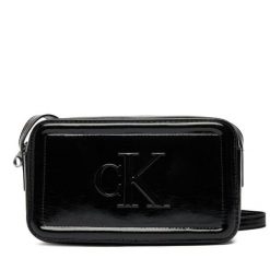 Torebka Calvin Klein. Czarne listonoszki damskie CALVIN KLEIN, bez wzorów, bez dodatków. Za 329.99 zł.