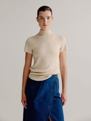 Josephine & Co Sweter "Senna" w kolorze beżowym rozmiar: S. Brązowe golfy damskie Josephine & Co, s, prążkowane, bez kołnierzyka. Za 108.99 zł.