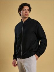 Kurtka bomberka z wiskozy - czarny. Czarne kurtki męskie Sinsay, l, bez wzorów, z wiskozy, bez kaptura. Za 99.99 zł.