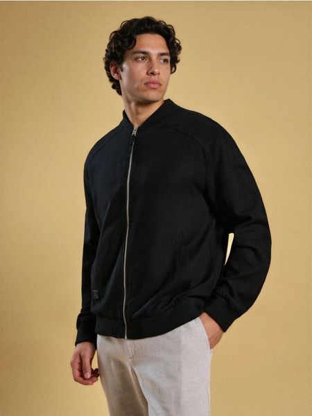 Kurtka bomberka z wiskozy - czarny. Czarne kurtki męskie Sinsay, l, bez wzorów, z wiskozy, bez kaptura. Za 99.99 zł.