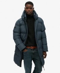 Superdry Pikowana kurtka sportowa z kapturem z poliestru z recyklingu. Niebieskie kurtki treningowe męskie Superdry., l, bez wzorów, z materiału. Za 774.50 zł.