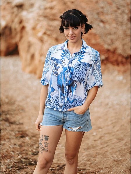 Isla Bonita by SIGRIS Koszula w kolorze biało-niebieskim rozmiar: L. Białe koszule damskie Isla Bonita by SIGRIS, l, bez wzorów, z bawełny, bez kołnierzyka, bez ramiączek. Za 101.23 zł.