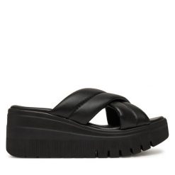 Klapki Tamaris. Czarne klapki damskie Tamaris, bez wzorów, bez obcasa. Za 219.99 zł.