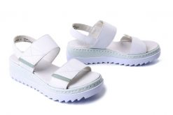 RIEKER V4475-80 white, sandały damskie. Białe sandały damskie Rieker, bez wzorów, bez obcasa, na koturnie. Za 255.92 zł.