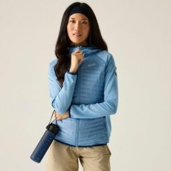 Damska kurtka pikowana hybrydowa Andreson Marl. Niebieskie kurtki damskie Regatta, bez wzorów, z poliesteru, bez kaptura. W wyprzedaży za 229.99 zł.