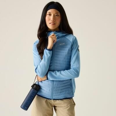 Damska kurtka pikowana hybrydowa Andreson Marl. Niebieskie kurtki damskie Regatta, bez wzorów, z poliesteru, bez kaptura. Za 229.99 zł.