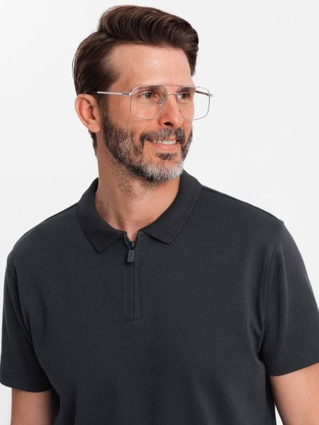 Męska koszulka z zapinanym na zamek kołnierzykiem polo – czarna V8 - Rozmiar: M. Czarne koszulki polo męskie Ombre Clothing, m, z aplikacjami, z bawełny, bez ramiączek. W wyprzedaży za 49.99 zł.