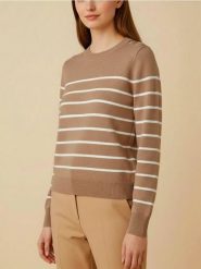 Sweter w paski z ozdobnymi guzikami na ramieniach - beżowy. Brązowe swetry klasyczne damskie Sinsay, l, bez kołnierzyka. Za 35.99 zł.