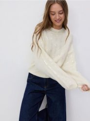 Sweter z cekinami - kremowy. Białe swetry klasyczne damskie Reserved, l, z dzianiny, bez kołnierzyka. W wyprzedaży za 59.99 zł.