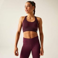Biustonosz sportowy damski Don't Sweat It III Dare 2b. Fioletowe biustonosze sportowe damskie Dare 2b, bez wzorów, z elastanu. W wyprzedaży za 69.99 zł.