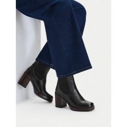 Botki GINO ROSSI. Czarne botki damskie Gino Rossi, bez obcasa, na słupku, bez zapięcia. Za 349.99 zł.
