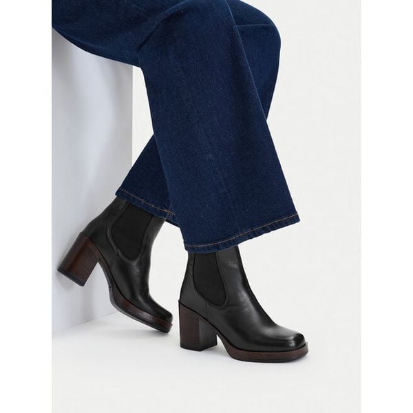 Botki GINO ROSSI. Czarne botki damskie Gino Rossi, bez obcasa, na słupku, bez zapięcia. Za 349.99 zł.