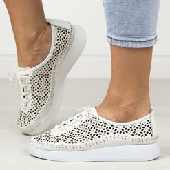 Białe skórzane półbuty damskie T.Sokolski 714. Białe półbuty damskie Sokolski, w ażurowe wzory, z materiału, klasyczne, bez obcasa. Za 259.00 zł.