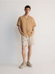 Koszula comfort fit z lyocellem - brązowy. Brązowe koszule męskie Reserved, l, bez wzorów, z lyocellu, bez kołnierzyka, bez ramiączek. W wyprzedaży za 79.99 zł.