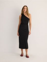 Sukienka na jedno ramię - czarny. Czarne sukienki damskie Reserved, l, bez wzorów, z dzianiny, bez kołnierzyka, bez ramiączek, midi, dopasowane. W wyprzedaży za 79.99 zł.