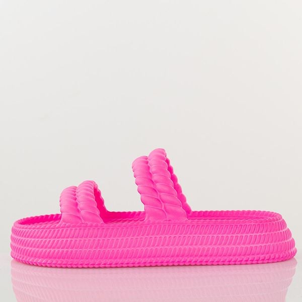 Lekkie piankowe fuksja klapki damskie DiA 51-001. Czerwone klapki damskie DiA, bez wzorów, z dresówki, bez obcasa, na platformie. Za 79.00 zł.