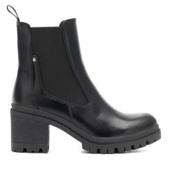 Botki Clara Barson. Czarne botki damskie Clara Barson, bez obcasa, na słupku, bez zapięcia. Za 159.99 zł.