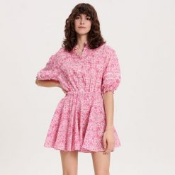 Sukienka mini z bufiastymi rękawami - fuksja. Czerwone sukienki damskie Reserved, l, bez wzorów, z bawełny, klasyczne, bez kołnierzyka, bez ramiączek, mini. W wyprzedaży za 59.99 zł.