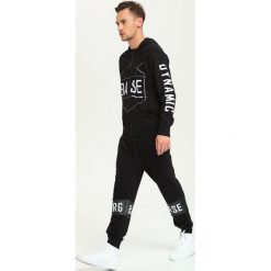 BLUZA ROZPINANA MĘSKA KLASYCZNA. Czarne bluzy sportowe męskie DRYWASH, m. W wyprzedaży za 69.99 zł.