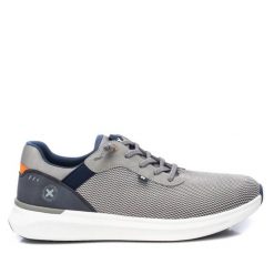 Buty męskie Xti 142304 szare. Szare buty sportowe na co dzień męskie XTI, z gumy, bez zapięcia, trekkingowe. Za 272.50 zł.