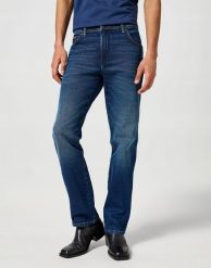 MESKIE SPODNIE WRANGLER TEXAS BLACK HOLE 112355026. Czarne spodnie materiałowe męskie Wrangler, bez wzorów, z jeansu. Za 199.99 zł.