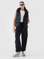 4F Spodnie casual oversize damskie - czarne XS. Czarne spodnie dresowe damskie 4f, l, bez wzorów, z dresówki. W wyprzedaży za 99.99 zł.